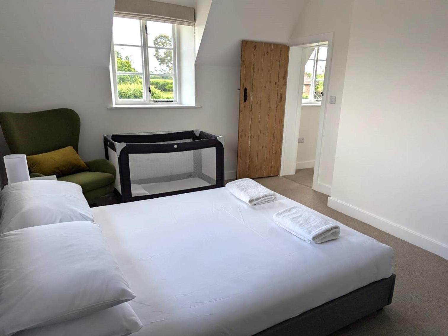 Rural Retreat Near West Wittering Beach! Dog Friendly & Free Parking - Ideal Weekend Getaway! Chichester Holiday Properties Donnington  Exterior photo